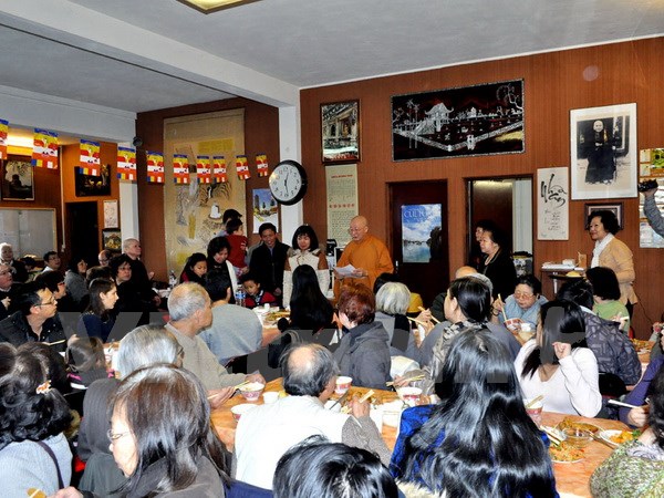 Vietnamese Buddhists in France support poor in Vietnam